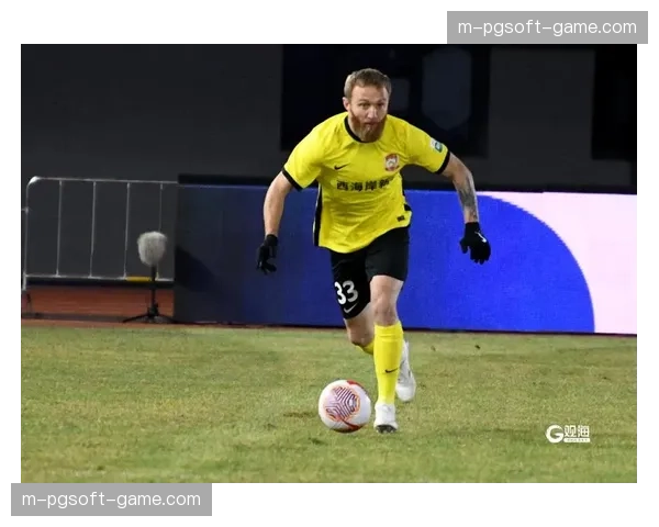 青岛西海岸定位球二次进攻成破局关键 戴维森后插上挑射终结两连败颓势